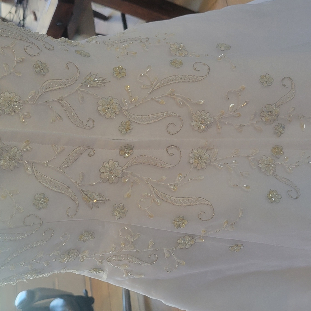 Elegant White Sleeveless Bridal Wedding Dress - Picture 11 of 13